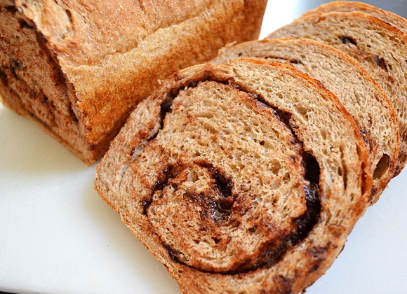 1. Этап. Рулет из хлебного теста с шоколадом: 10. Готовый хлеб полностью остудите и подавайте к столу. Приятного аппетита!