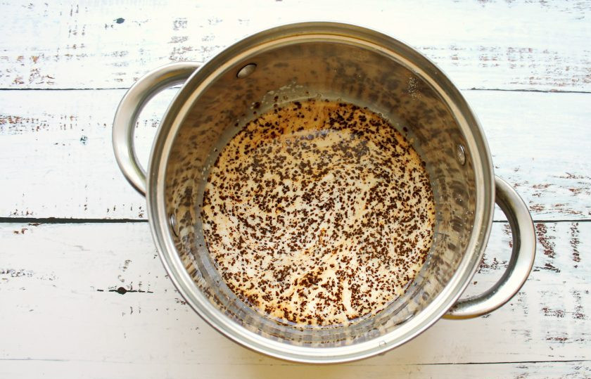 1. Этап. Творожно-кофейный десерт: В сотейник с толстым дном налейте молоко, добавьте желатин и кофе. Перемешайте и оставьте на 30 минут.