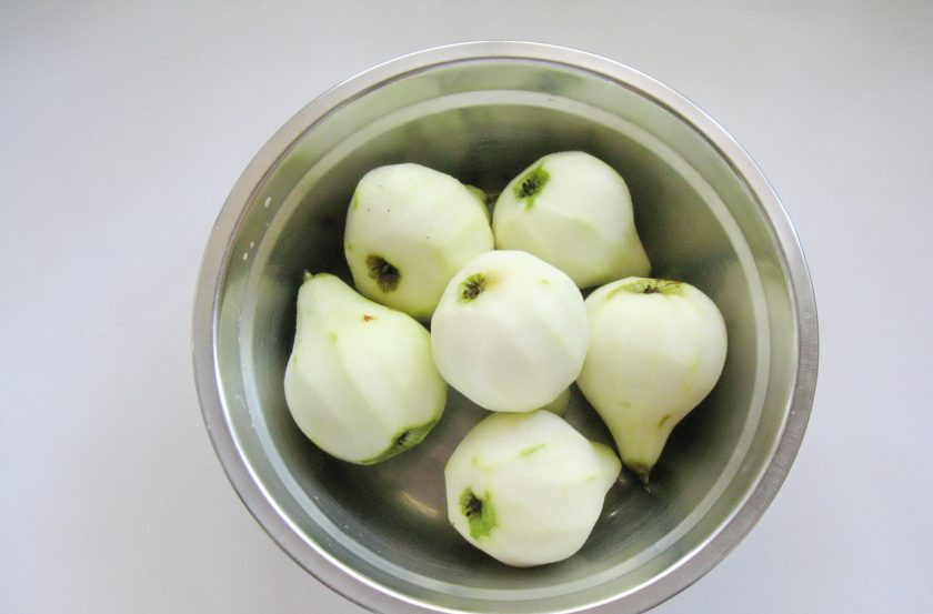 1. Этап. Варенье из груш с алычой: Очистите кожуру.