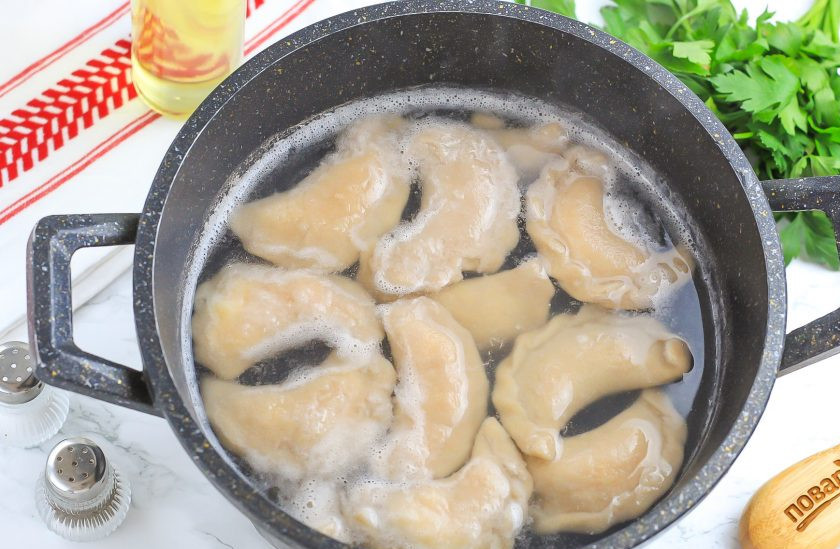 1. Этап. Вареники на гречневой муке: Вскипятите воду в казане или кастрюле, добавьте щепотку соли и опустите вареники по одному. Отварите примерно 10-12 минут до готовности.