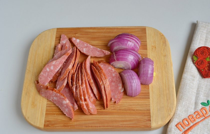 1. Этап. Пицца на 14 февраля: 2. Очистите лук, порежьте его полукольцами, колбаску соломкой или дольками, можно полудольками, как нравится.