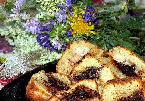 1. Этап. Маффины из рикотты с шоколадной начинкой: На Янов день (в ночь 23 - го на 24 - е) собрались ехать на залив на шашлыки с ночлегом в палатке. Вот я и репетирую, что будем брать с собой из закусок к пиву, вину, кофе... Моему Радже трудно угодить в еде. Спиртного он не пьёт и выпечку не любит, которая крошится. На этот праздник обычно льют дожди. Значит, будем сидеть в палатке, машине...