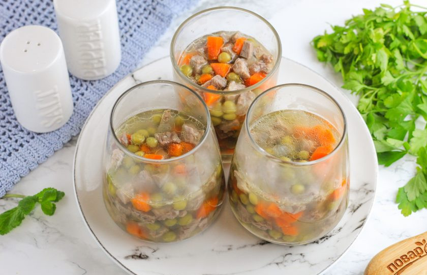 1. Этап. Заливное Провансаль из говядины: Залейте бульон в стаканы, чтобы он покрыл нарезки. Поместите емкости в холодильник или вынесите на холод примерно на 1-1,5 часа.