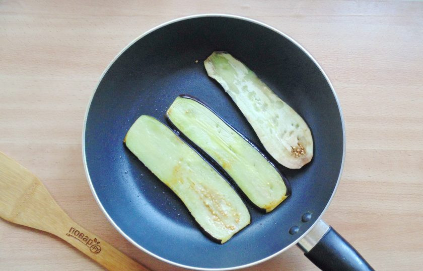 1. Этап. Баклажаны в укропном рассоле на зиму: Обжарьте баклажаны с обеих сторон в горячей сковороде с рафинированным подсолнечным маслом.