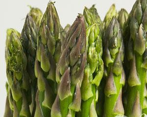 1. Этап. Жареная спаржа по-итальянски: 1. Побеги спаржи помыть, перебрать, удалить жесткие концы, если побеги слишком толстые, почистить их.