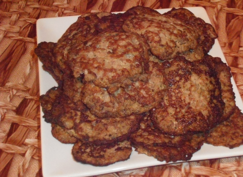 1. Этап. Печеночные котлеты из куриной печени: Готово! Подаем с овощами и зеленью. Приятного аппетита)