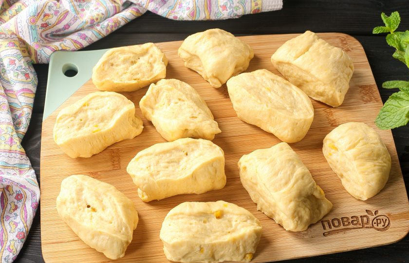 1. Этап. Пышки из тыквы: Вымесите тесто руками ещё раз и разделите на кусочки среднего размера.