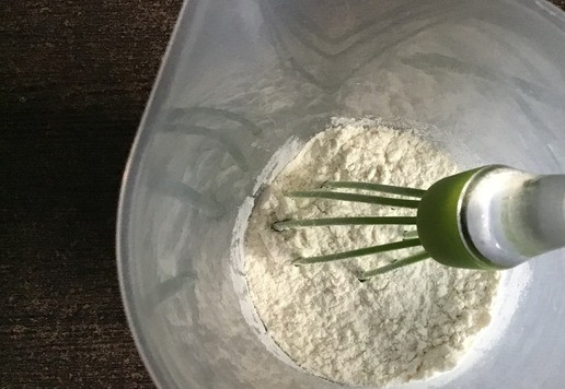 1. Этап. Печенье Вертушки: В средней миске смешайте муку, разрыхлитель, пищевую соду и соль. Отложите в сторону.