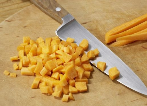 1. Этап. Баранина с овощами: Очистите морковь, промойте под проточной водой, нарежьте половину моркови маленькими кубиками.