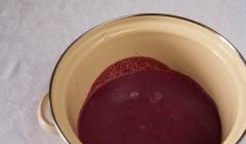 1. Этап. Холодный суп из черники: Суп вновь ненадолго поставить на слабый огонь, помешивать, но не в коем случае не кипятить. Потом снять с огня, остудить и подавать к столу.