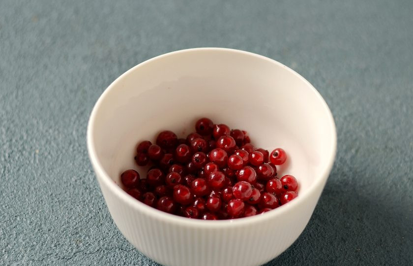 1. Этап. Лимонад из красной смородины: Красную смородину помойте, обсушите, отделите ягоды от веточек.