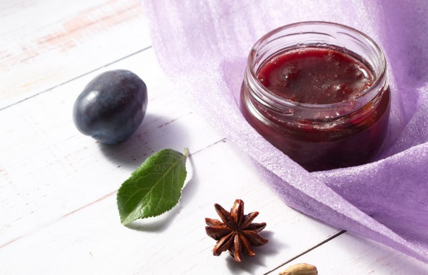 1. Этап. Желе из запеченных в вине слив на зиму: Горячее варенье разлейте по стерилизованным банкам и закатайте крышками. Храните в прохладном и темном месте.