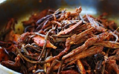 1. Этап. Суп Почти по-корейски: 6. На сковороду выложите мясо, грибы и госари. Обжарьте несколько минут, аккуратно помешивая.