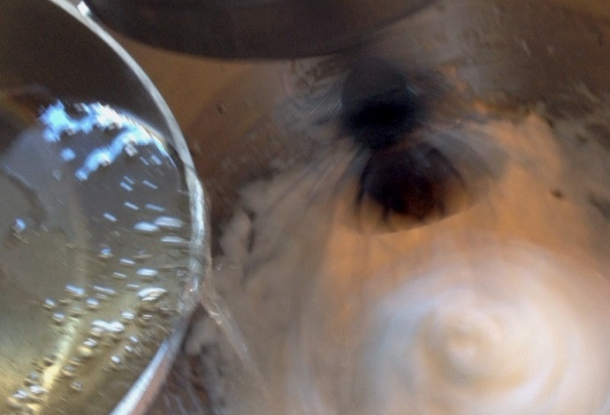 1. Этап. Капкейки с лимонным курдом и меренгой: 17. Ко взбитым белкам тонкой струйкой вливайте горячий сироп, все время взбивайте на низкой скорости. Взбивайте 10-15 минут.