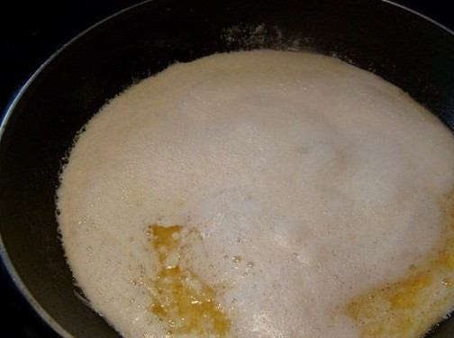 1. Этап. Омлет фаршированный: В сковороде опять растапливаем сливочное масло и выливаем приготовленную яичную смесь, жарим на медленном огне.