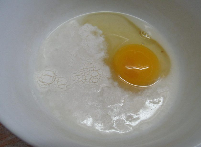 1. Этап. Ореховые оладьи с малиновым соусом: В кефире погасите соду, вбейте яйцо, добавьте ванильный сахар, соль, сахар. Взбейте венчиком.