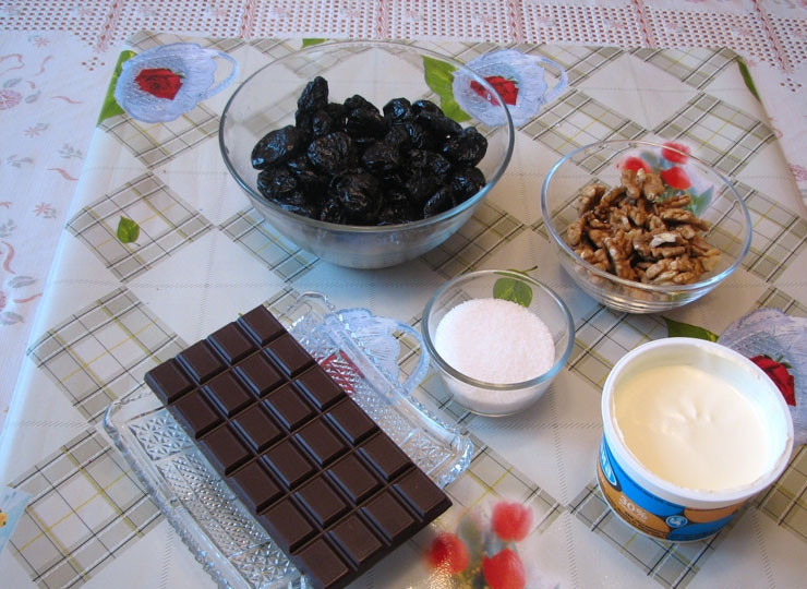 1. Этап. Чернослив с грецким орехом в сметане: Подготовьте ингредиенты. Промойте и замочите предварительно чернослив, чтобы он стал мягким.