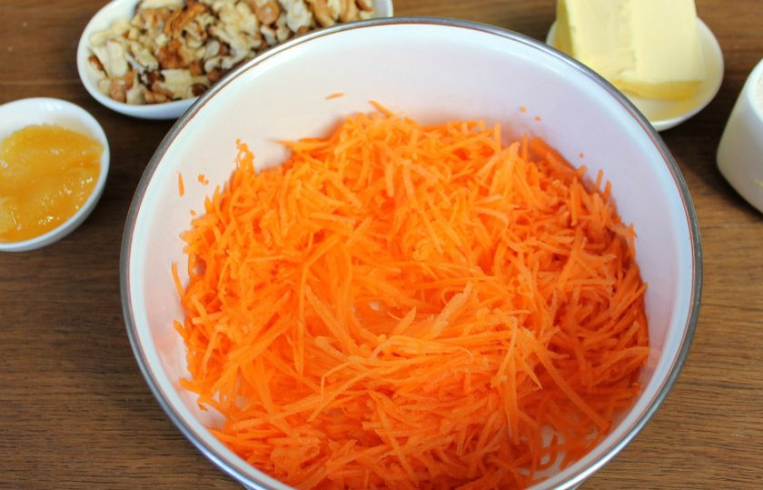 1. Этап. Морковный пирог без яиц: Морковь трем на терке и высыпаем в миску.