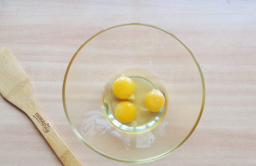 1. Этап. Старомодный яблочный пирог: Яйца разбейте в глубокую миску.