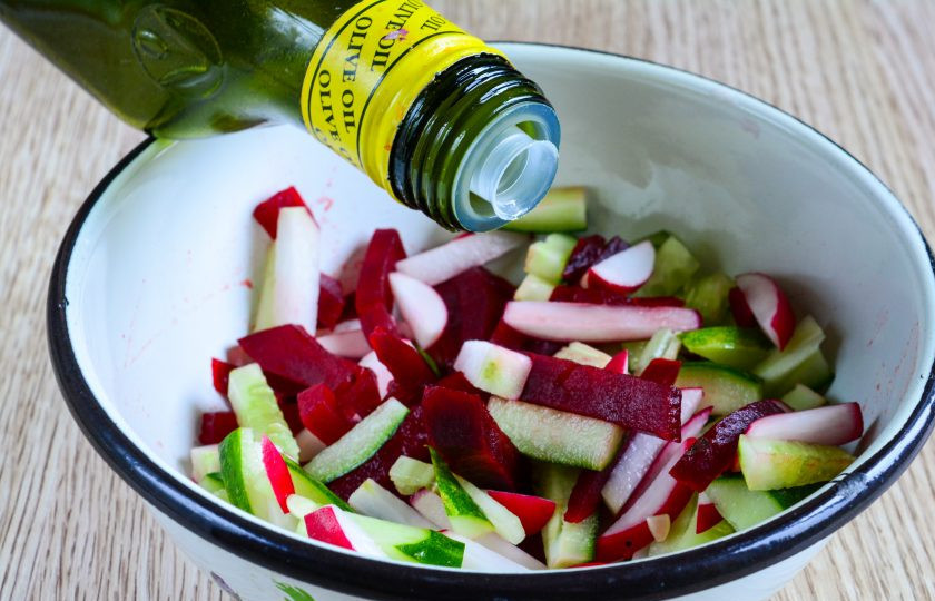 1. Этап. Салат из свеклы и редиса: Добавьте оливковое масло и перемешайте, попробуйте на вкус, немного подсолите.