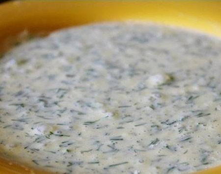 Куриные отбивные с сыром 1. Этап. Куриные отбивные с сыром: Готовим кляр, взбейте яйца, добавьте к ним майонез, муку и нарезанный укроп, немного соли и перца, хорошо размешайте до однородности.