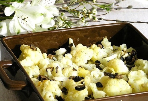 1. Этап. Запеченная цветная капуста с маслинами: Подавайте к столу.