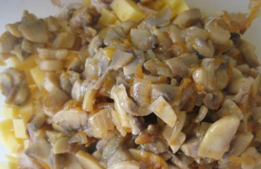 1. Этап. Салат с вареной куриной грудкой: Затем грибы добавляем в салатницу.