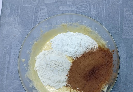 1. Этап. Шоколадные мини-вафли с кремом-чиз: Всыпать муку с крахмалом, разрыхлитель, соль, какао.