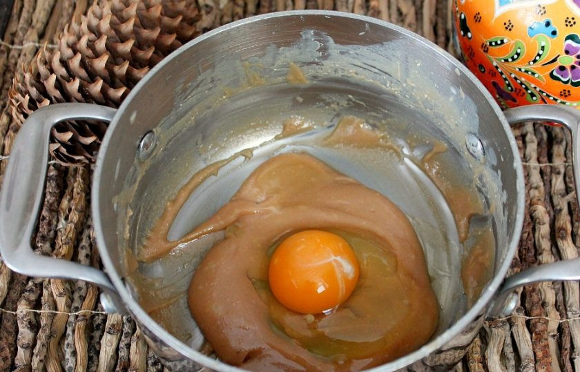 1. Этап. Карамельное печенье: Когда карамель немного остынет, вбиваем в кастрюлю яйцо и все перемешиваем.