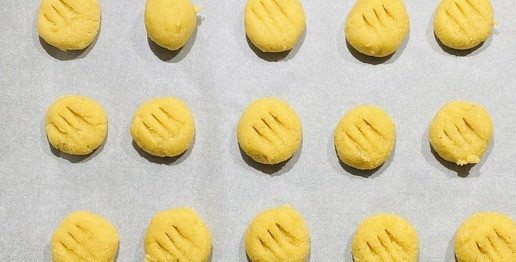 1. Этап. Миндальное печенье: Скатать шарики с грецкий орех, противень застелить пекарской бумагой, выложить заготовки, прижать немного рукой (я маленькой вилкой) Поставить в духовку на 180