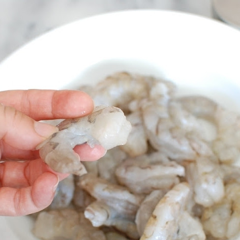 1. Этап. Паста с жареными креветками и лимонно-чесночным маслом: Очищенные креветки еще раз хорошенько промываем, затем даем им обсохнуть на бумажном полотенце.