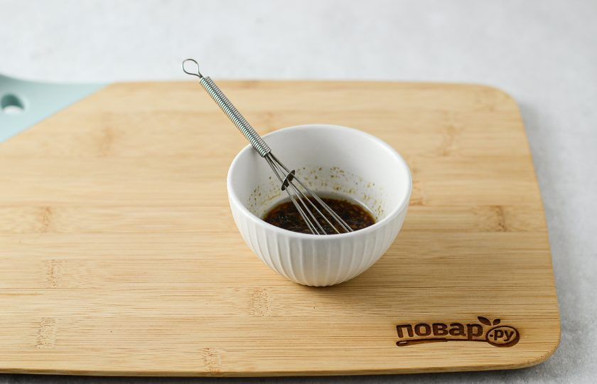 1. Этап. Салат с баклажанами и тофу: Для заправки смешайте соевый соус и оливковое масло. Добавьте пропущенный через пресс чеснок и черный молотый перец.