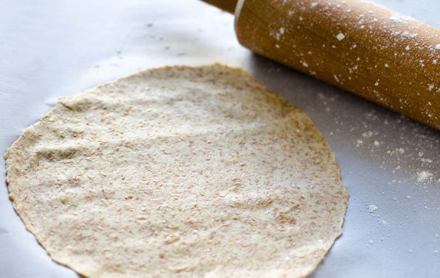 1. Этап. Мексиканская лепешка тортилья: Тесто должно получиться немного тягучим. Разделите его на 12 частей и из каждой раскатайте максимально тонкую лепешку.