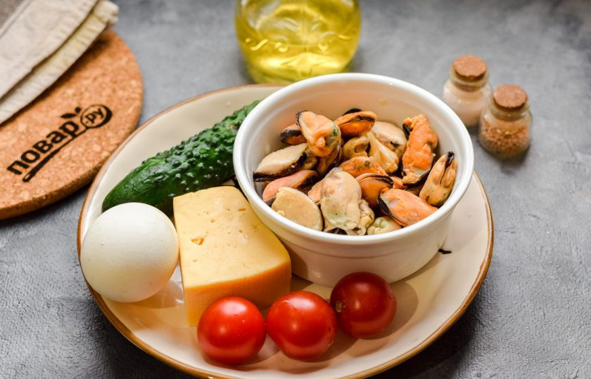 1. Этап. Салат с мидиями: Подготовьте ингредиенты.