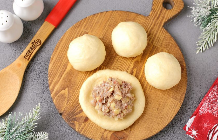 1. Этап. Мясной пирог Лапа тигра: Меньшую разделите на 4 части, раскатайте в форме круга и по центру выложите начинку.