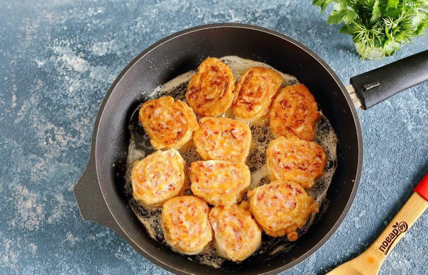 1. Этап. Ленивые пирожки с начинкой: Жарьте с двух сторон до золотистого цвета.