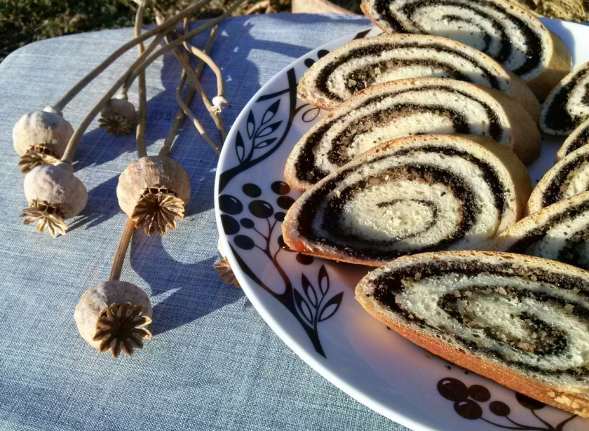 1. Этап. Рулет с маком: 12. Готовый рулет остудите и нарежьте ломтиками. Приятного аппетита!