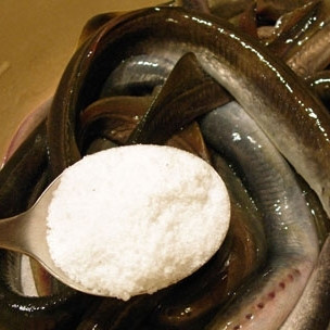 1. Этап. Минога в оливковом масле: Первое, что сделаем - хорошенько промоем миногу, положим в миску, зальем водой. Добавим в миску соль и оставим миногу на минут 20 - это делается для очищения рыбы от слизи.