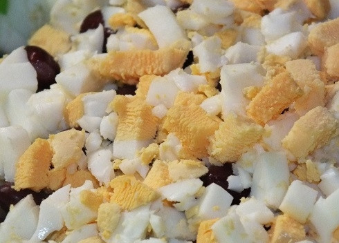 1. Этап. Салат из фасоли консервированной: Очистим яйца от скорлупы и нарежем их кубиками.