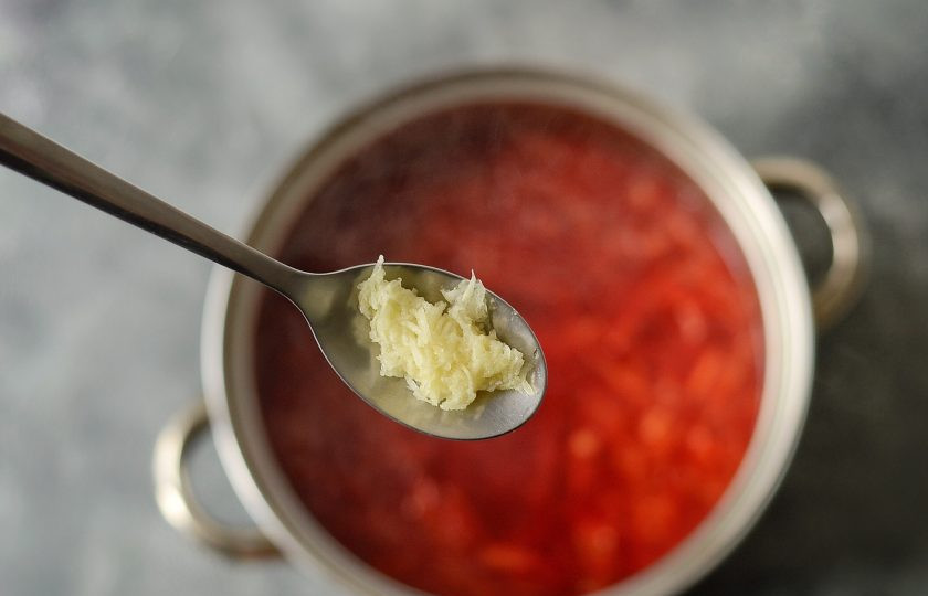 1. Этап. Борщ из савойской капусты: Измельчите чеснок, добавьте в суп. Доведите до кипения и варите еще 15-20 минут. В конце добавьте лимонный сок.