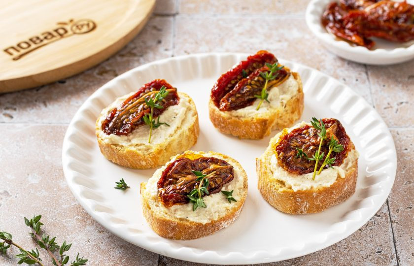 1. Этап. Брускетта с вялеными помидорами: Брускетта с вялеными помидорами готова, приятного вам аппетита!