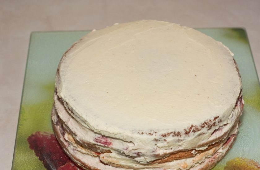 1. Этап. Торт с кремом из сливок: Закройте торт третьим коржом. Оставшимся кремом разровняйте бока и верх выпечки.