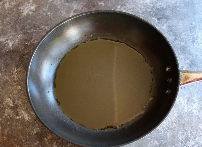 1. Этап. Треска в соусе Терияки: 3. После этого приготовьте жаропрочную сковороду. Влейте в неё масло. Духовку разогрейте до 200 градусов.