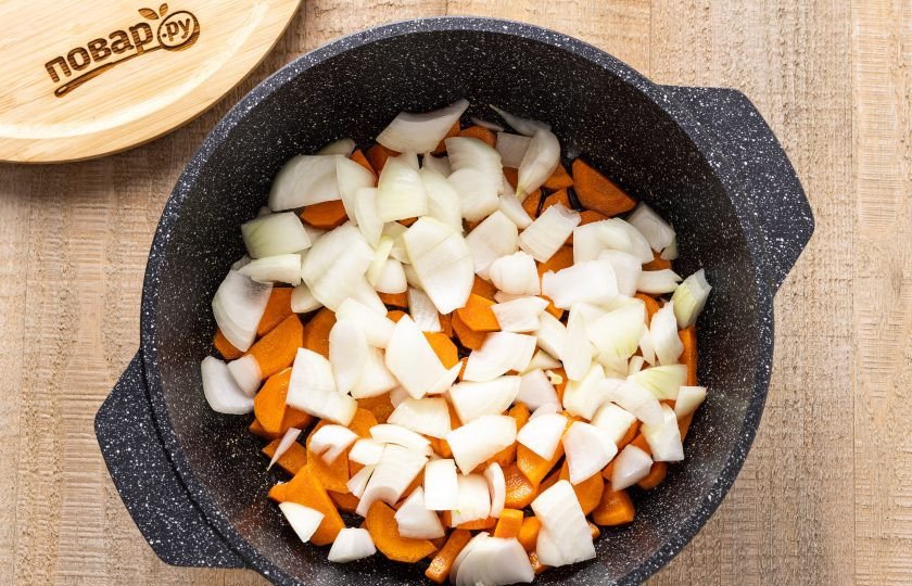 1. Этап. Баклажаны 5 овощей на зиму: Добавьте очищенный и нарезанный крупными ломтиками репчатый лук. Потушите ещё примерно столько же.