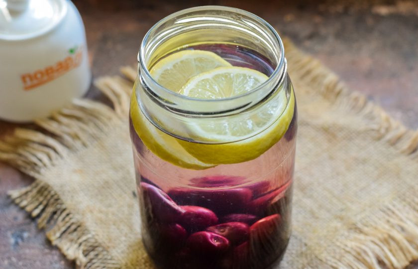 1. Этап. Компот из черешни с лимоном на зиму: Верните компот в банку.