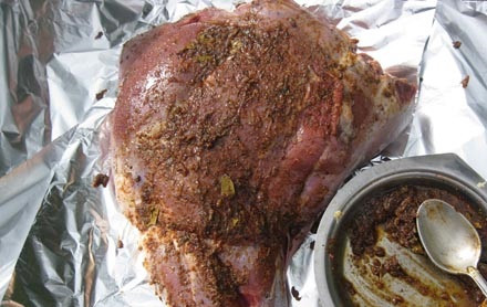 1. Этап. Буженина в аэрогриле: 4. Кусочек мяса вымыть, просушить и сделать ножом небольшие надрезы по всей поверхности. Натереть со всех сторон специями.