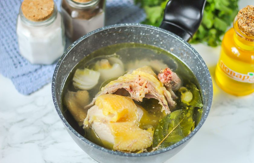 1. Этап. Фриттатензуппе: Влейте горячую воду и отварите на умеренном нагреве в течение 1 часа. Не забудьте удалить пену после закипания воды.