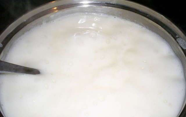 1. Этап. Сгущенка за 15 минут: 2. Ставим на огонь и доводим до кипения. Я больше люблю для домашней сгущенки использовать сахарную пудру.