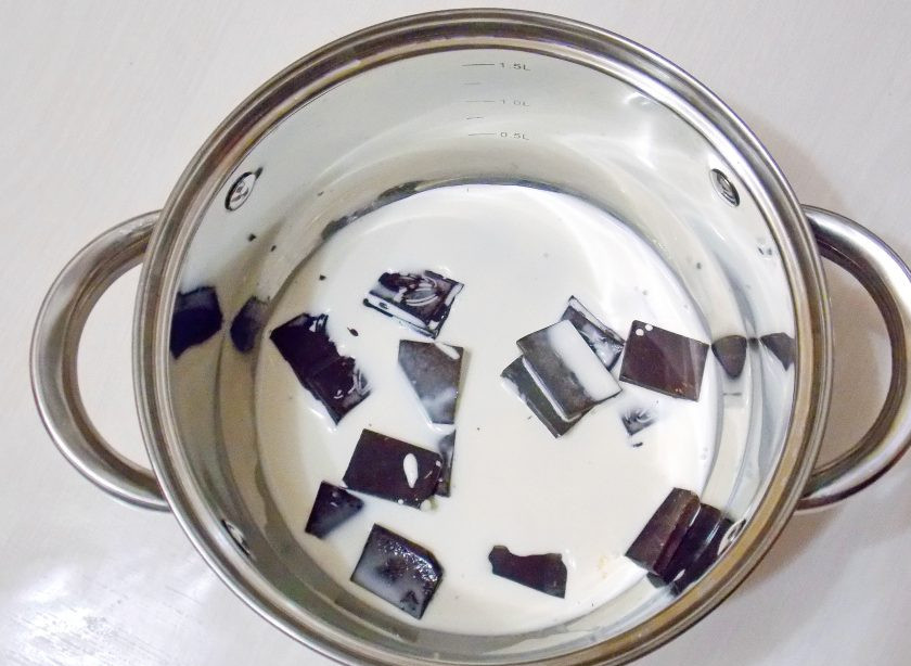 1. Этап. Торт с шоколадной крошкой: В кастрюлю налейте сливки и выложите 100 грамм поломанного шоколада.