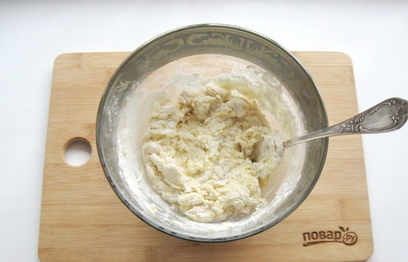 1. Этап. Тесто для вареников на минералке: Постепенно добавьте всю минеральную воду и замесите тесто.